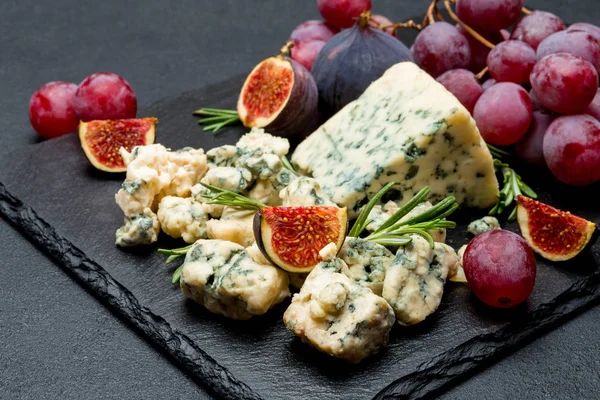 Fetta di formaggio Roquefort francese con fichi — Foto Stock