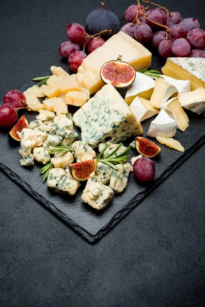 イチジクとフランスのロック フォール チーズのスライス — ストック写真