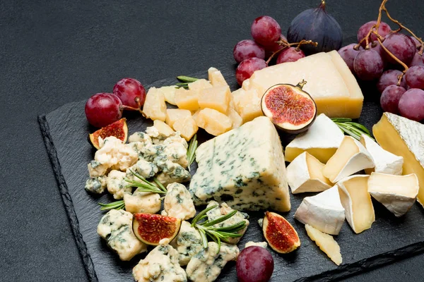 Fatia de queijo francês Roquefort com figos — Fotografia de Stock
