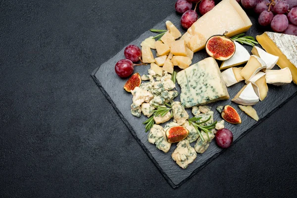 Fatia de queijo francês Roquefort com figos — Fotografia de Stock