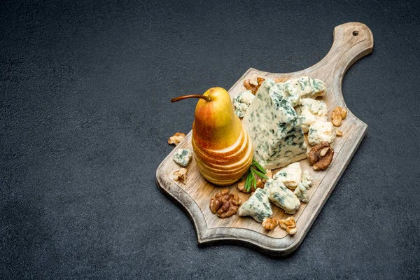 Fatia de queijo Roquefort francês e pêra — Fotografia de Stock