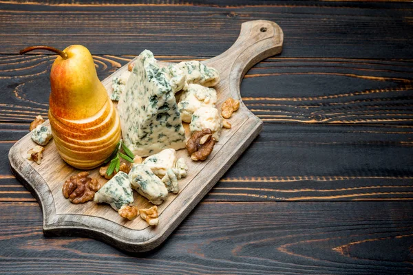 Fatia de queijo Roquefort francês e pêra — Fotografia de Stock