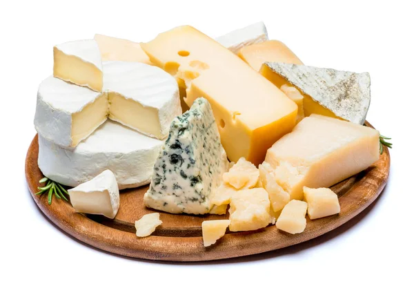 Diverse soorten kaas - brie, camembert, roquefort en cheddar op houten bord — Stockfoto