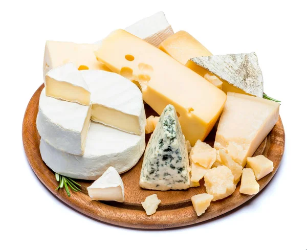 Diverse soorten kaas - brie, camembert, roquefort en cheddar op houten bord — Stockfoto