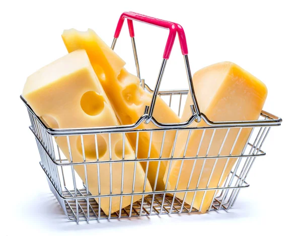 Queso parmesano y queso cheddar en un pequeño carrito de compras —  Fotos de Stock