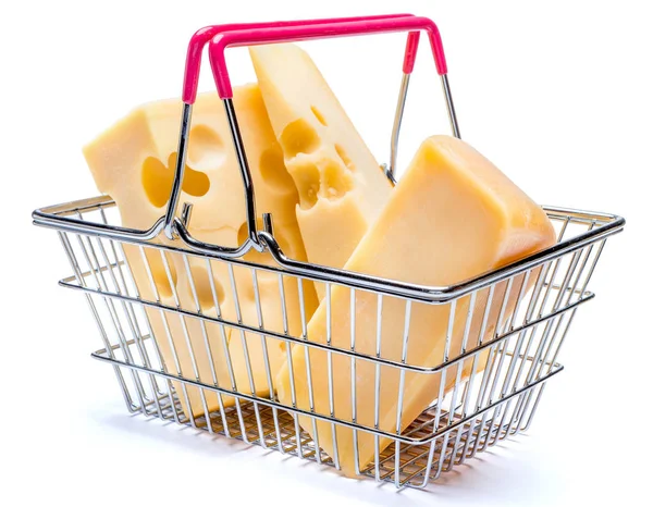 Пармезан и сыр чеддер в небольшой корзине — стоковое фото