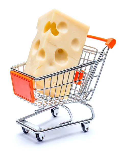 Sýr čedar v malých nákupního košíku — Stock fotografie