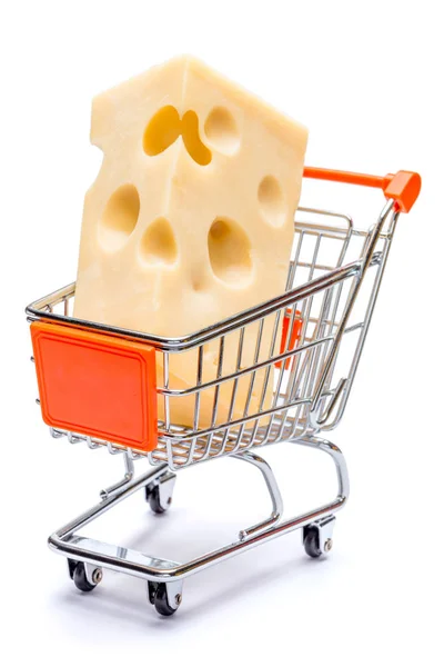 Сыр чеддер в маленькой корзине — стоковое фото