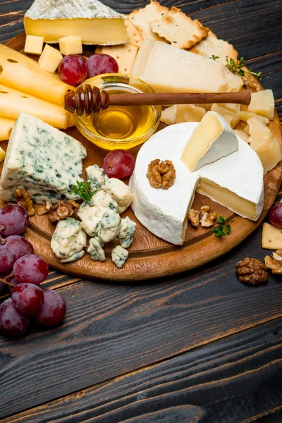 다양 한 종류의 치즈-브리, 카망베르, 로크 포로 나무 보드에 체 다 — 스톡 사진