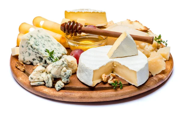 Diverse soorten kaas - brie, camembert, roquefort en cheddar op houten bord — Stockfoto