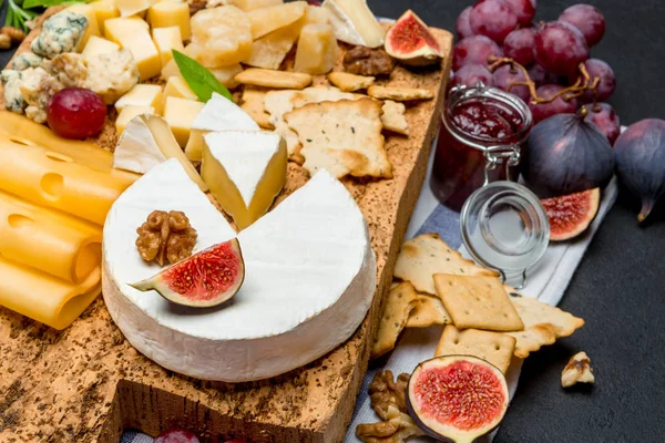 ブリーチーズ、カマンベール、ロック フォール、木の板にチェダー チーズの様々 な種類 — ストック写真
