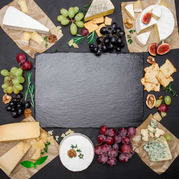 Différents types de fromage - brie, camembert, roquefort et cheddar sur béton — Photo
