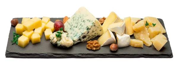 Vários tipos de queijo brie, camembert, roquefort e cheddar em placa de pedra — Fotografia de Stock