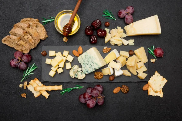 Vários tipos de queijo - brie, camembert, roquefort e cheddar em concreto — Fotografia de Stock