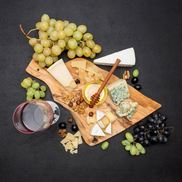 様々 なタイプのチーズ - ブリーチーズ、カマンベール、ロック フォールとチェダー チーズとワイン — ストック写真