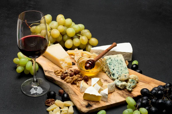 Los tipos distintos del queso - brie, camembert, roquefort y cheddar y el vino — Foto de Stock
