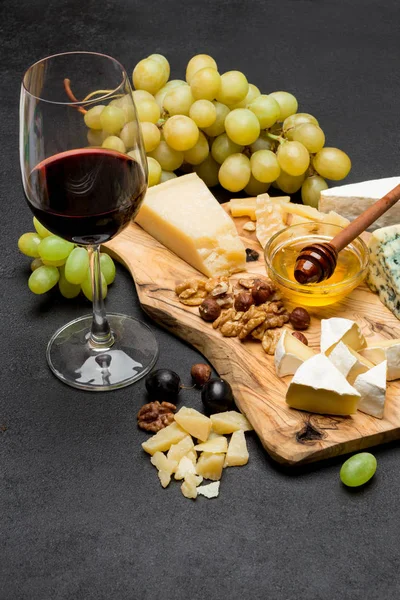 Los tipos distintos del queso - brie, camembert, roquefort y cheddar y el vino — Foto de Stock