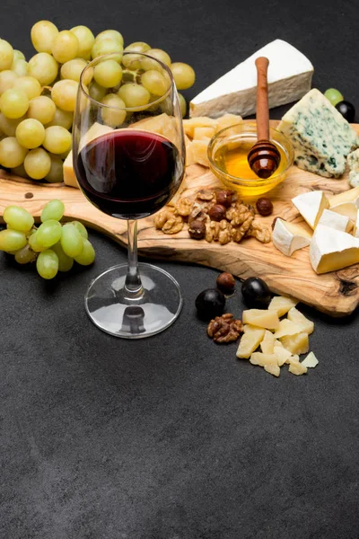 Los tipos distintos del queso - brie, camembert, roquefort y cheddar y el vino — Foto de Stock