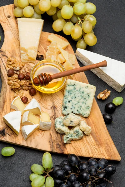 다양 한 종류의 치즈-브리, 카망베르, 로크 포로 체 다 치즈와 와인 — 스톡 사진