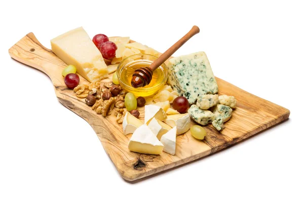 Diverse soorten kaas - brie, camembert, roquefort en cheddar — Stockfoto