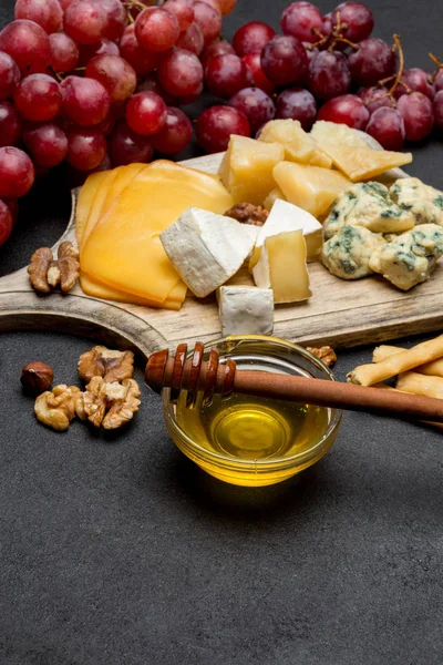 다양 한 종류의 치즈-브리, 카망베르, 로크 포로 체 다 — 스톡 사진