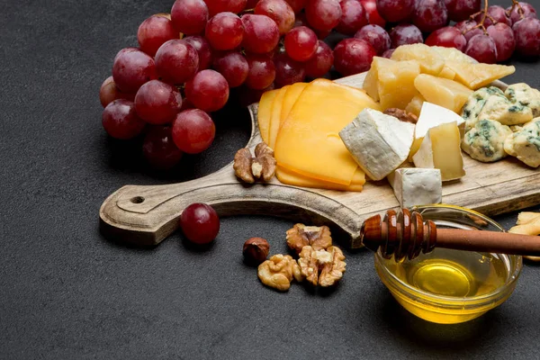 다양 한 종류의 치즈-브리, 카망베르, 로크 포로 체 다 — 스톡 사진
