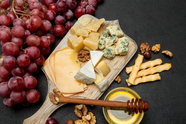 Various types of cheese - brie, camembert, roquefort and cheddar — Stock Photo, Image