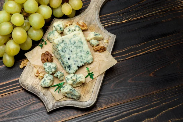 木の板の上のフランスのロック フォール チーズのスライス — ストック写真