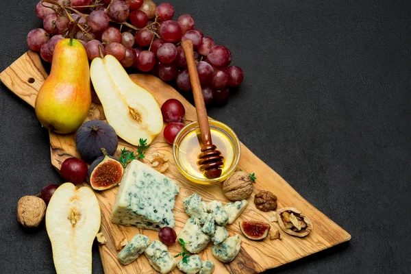 フランスのロック フォール チーズと木の板に梨のスライス — ストック写真