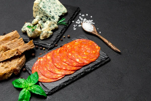 Segment van Roquefort kaas en chorizo worst op steen serveren bestuur — Stockfoto