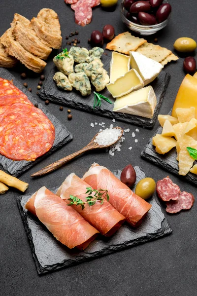 Varios tipos de comida italiana o merienda - queso, salchicha, aceitunas y parma — Foto de Stock