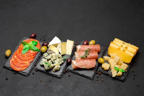 Différents types de repas ou de collations italiennes - fromage, saucisse, olives et parme — Photo