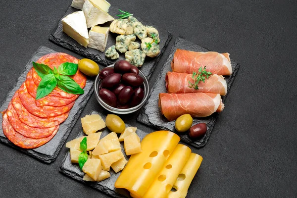 Vários tipos de farinha ou lanche italiano - queijo, salsicha, azeitonas e parma — Fotografia de Stock