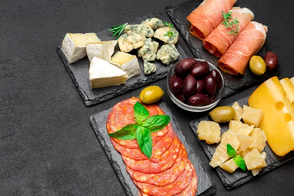 Varios tipos de comida italiana o merienda - queso, salchicha, aceitunas y parma — Foto de Stock