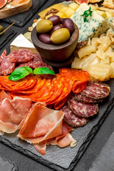 Różnego rodzaju włoski posiłek lub przekąskę - ser, kiełbasa, oliwki i parma — Zdjęcie stockowe
