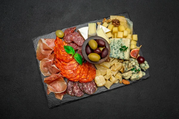 Plato tradicional de carne y queso: parmesano, carne, salchichas y aceitunas — Foto de Stock