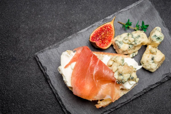 Bruschetta met ham, blauw ceese en verse vijgen — Stockfoto