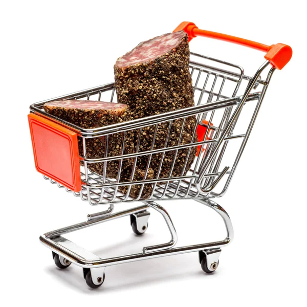 Salame fumado salsicha no carrinho de compras em fundo branco — Fotografia de Stock
