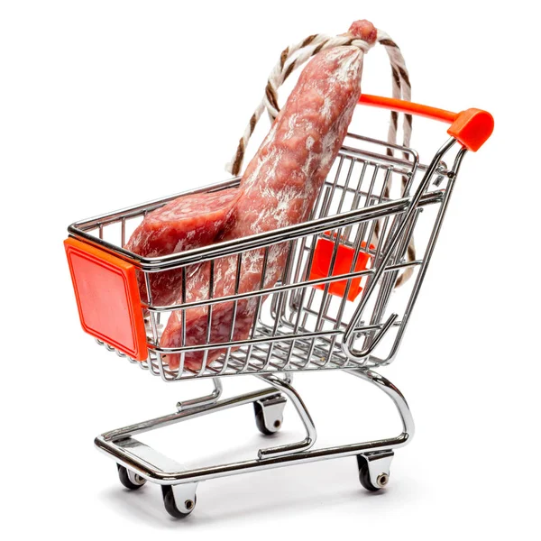 Салями копченая колбаса в корзине на белом фоне — стоковое фото