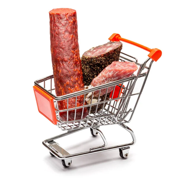 Salame fumado salsicha no carrinho de compras em fundo branco — Fotografia de Stock