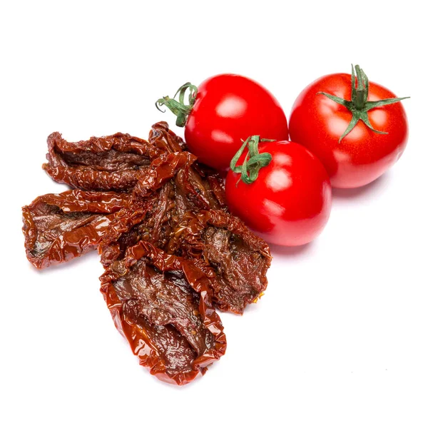 Konzervované Sundried nebo sušených a freah rajče na bílém pozadí — Stock fotografie