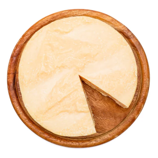 Seluruh kepala bulat dan potongan parmesan atau parmigiano — Stok Foto