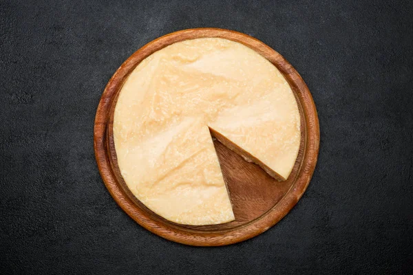 丸い頭とパルメザン チーズまたはパルミジャーノの部分全体 — ストック写真