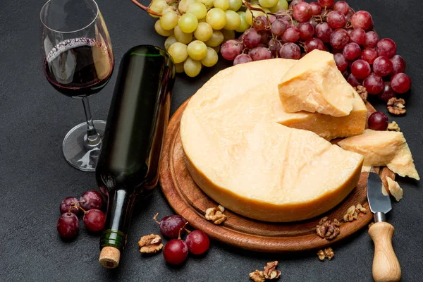 Queso parmesano de cabeza entera, vino y uvas — Foto de Stock