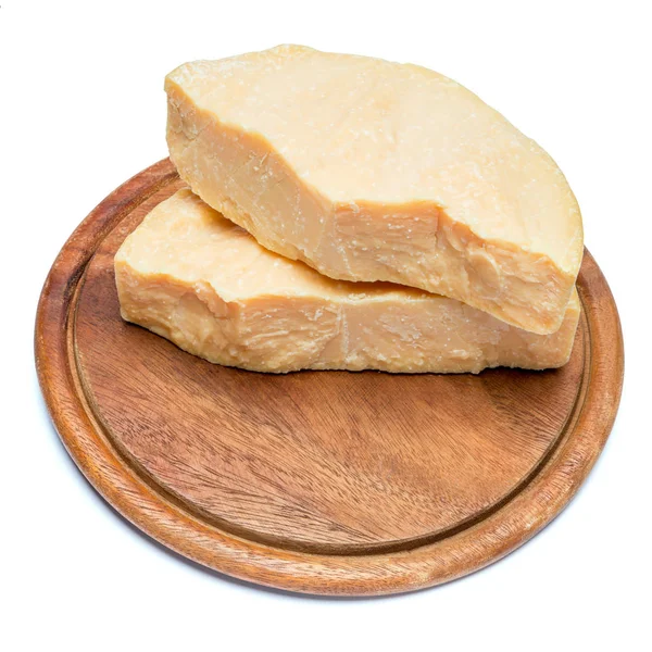 Trozos de queso parmesano o queso parmesano — Foto de Stock