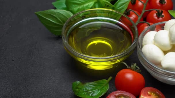 Ingrediënten voor caprese salade - Mozzarella, tomaten, Basilicum bladeren, olijfolie — Stockvideo