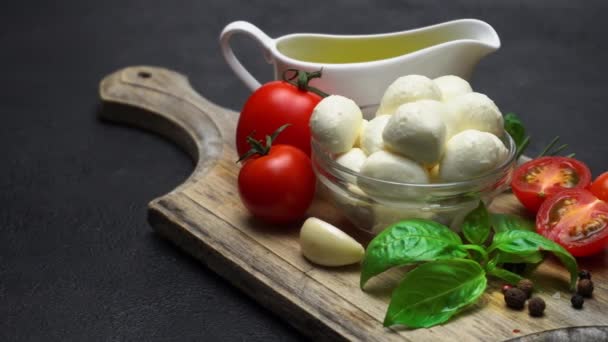 Ingredientes para salada caprese - Mozzarella, tomates, folhas de manjericão, óleo de azeitona — Vídeo de Stock