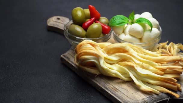 チーズ、モッツァレラチーズ、オリーブ、スモークのビデオが編組 — ストック動画