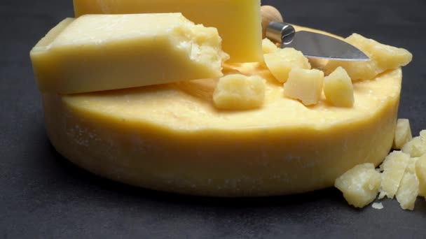 ビデオ全体がパルメザン チーズのパルミジャーノの頭を丸めるハードチーズ — ストック動画