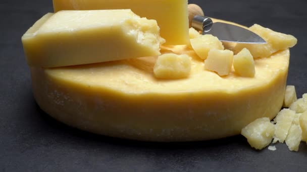 Video ganzer runder Kopf von Parmesan oder Parmigiano Hartkäse — Stockvideo